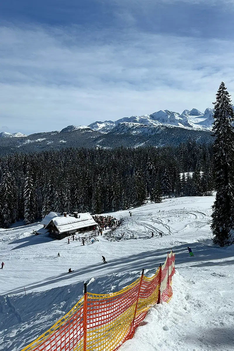 die Zeishofalm Hütte liegt direkt an der Talabfahrt